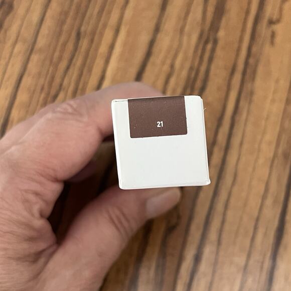 Refy Concealer Anti-Cernes Shade 21 Deep With Neutral Tones 4.5ml - Picture 2 of 3